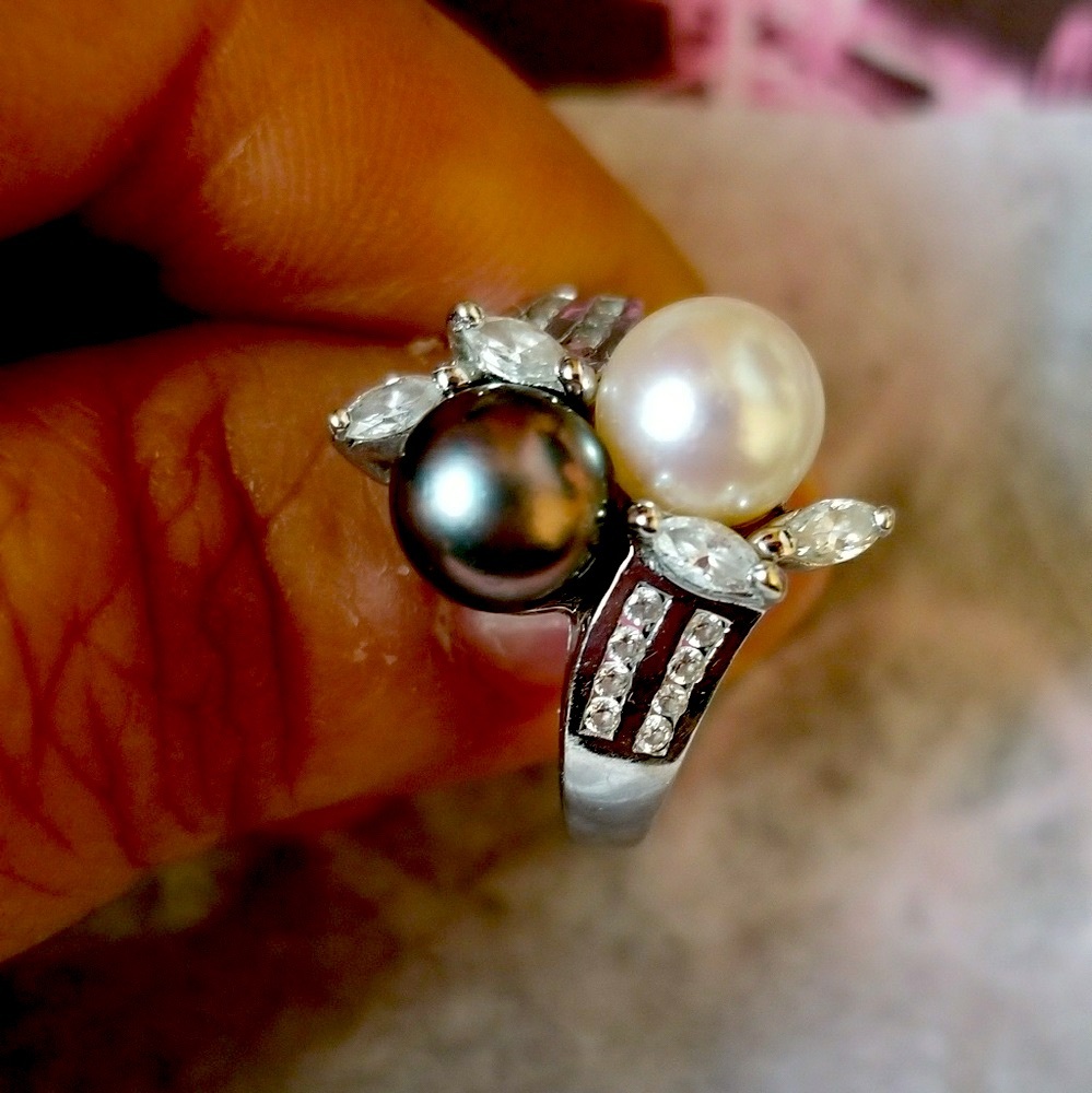 14K White gold. diamonds & pearls ring
Gray and white , beautiful!